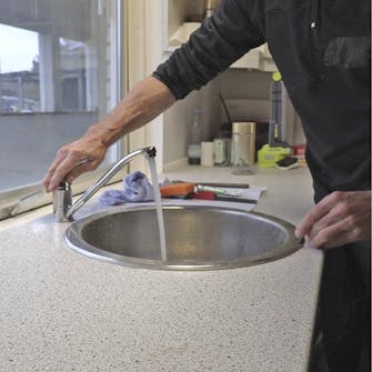 Reparation af vandhane der drypper: Luk op for vandet Reparation af vandhane der drypper: Luk op for vandet